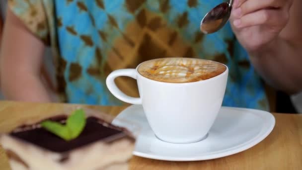 Frau Trinkt Eine Tasse Cappuccino Kaffee Mit Dickem Schaum — Stockvideo