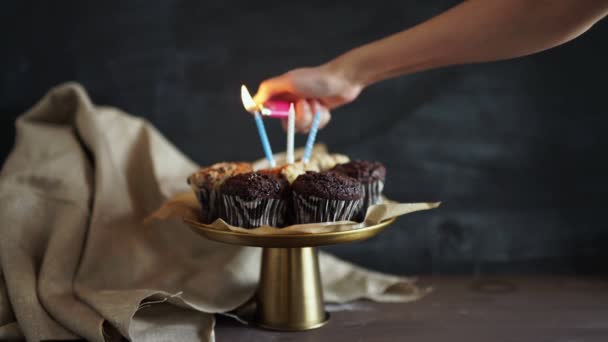 Gustoso Cupcake Compleanno Con Candela Sfondo Grigio — Video Stock