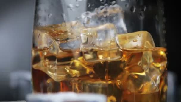 Whisky Vaso Hielo Sobre Fondo Negro — Vídeos de Stock