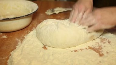 Kadın, masanın üzerine öksürür.