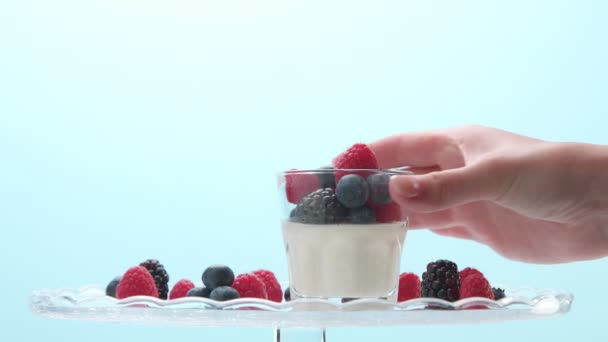 Transparente Gläser Voller Joghurt Panna Cotta Weißer Vanillemousse Mit Beerendekor — Stockvideo