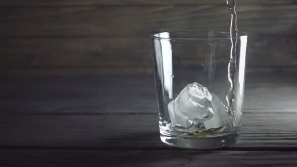 Whisky Wordt Het Glas Gegoten — Stockvideo