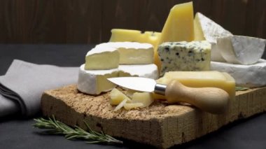 Çeşitli Peynir Türleri - Parmesan, Brie, Rokfor