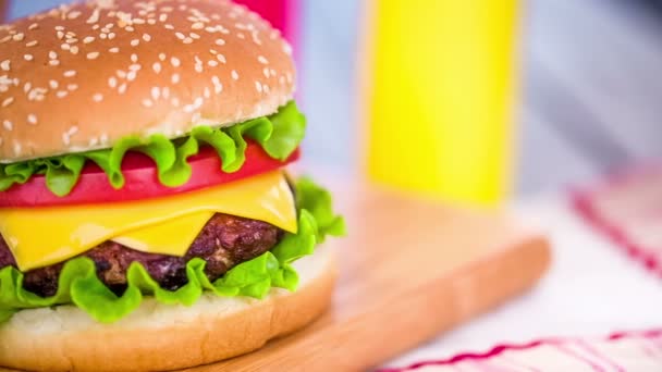 Νόστιμο Και Ορεκτικό Χάμπουργκερ Cheeseburger — Αρχείο Βίντεο