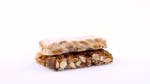 Sydeuropeiska Nougat Confection Känd Som Turron Roterande Vitt Skivbord — Stockvideo