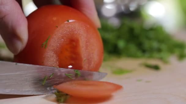 Vídeo Mulher Corta Tomate — Vídeo de Stock