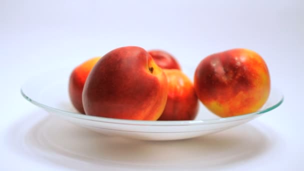 从Vase拿走Ripe Nectarine — 图库视频影像