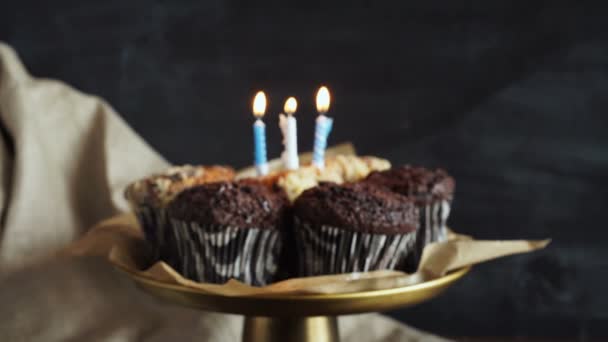Sabroso Cupcake Cumpleaños Con Vela Sobre Fondo Gris — Vídeos de Stock