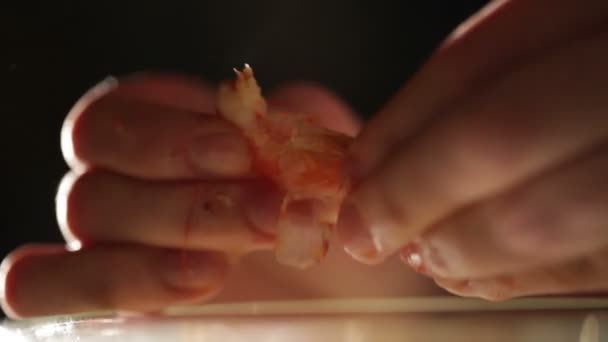 Video Woman Cleaning Shrimp — Stock Video