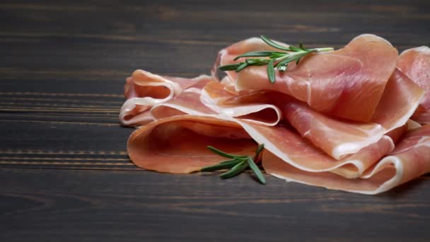 Skivad Prosciutto Eller Jamon Kött Trä Bakgrund — Stockvideo