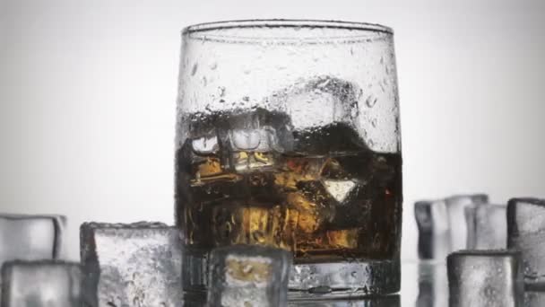 Whisky Bicchiere Con Ghiaccio Sfondo Chiaro — Video Stock
