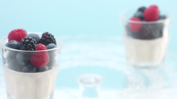 Transparenta Glas Fulla Yoghurt Panna Cotta Vit Vanilj Mousse Dekorerad — Stockvideo