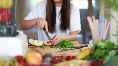 Elma Kesen Kadın Videosu