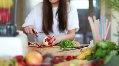 Elma soyan kadın videosu