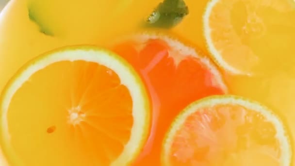 由柠檬水瓶顶部俯瞰漂浮的橘子 柚子及新鲜薄荷叶 — 图库视频影像