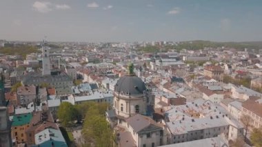 Aerial City Lviv, Ukrayna. Avrupa şehri. Şehrin Popüler Alanları. Dominikçe