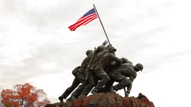 風の強い朝に海兵隊の戦争記念碑のハンドヘルド静的ショット — ストック動画