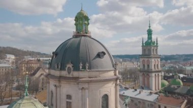 Aerial City Lviv, Ukrayna. Avrupa şehri. Şehrin Popüler Alanları. Dominikçe