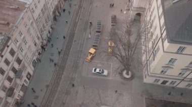 Aerial City Lviv, Ukrayna. Avrupa şehri. Turist Tramvayı Şehir Merkezine Gidiyor