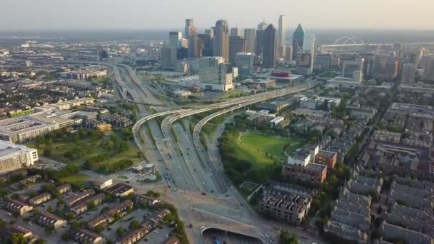 Aerial Dallas Flying Freeway Traffic Camera Moves Sunset Evening — стокове відео