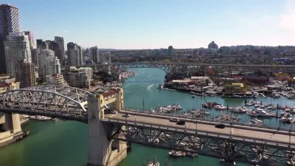 Drone Aéreo Voa Acima Pontes Vancouver Marina Com Barcos Iates — Vídeo de Stock