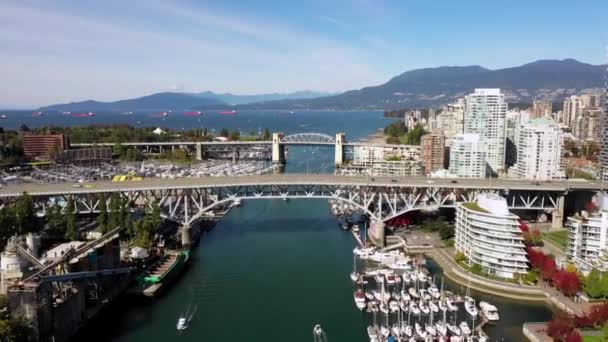 Drone Aéreo Voa Acima Vancouver Downtown Bridges Yachts Marina Canadá — Vídeo de Stock