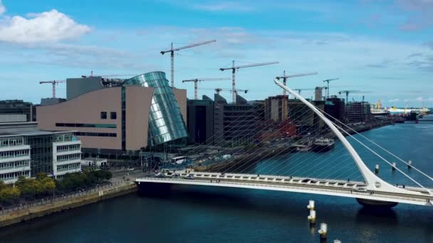 Drone Aéreo Que Vuela Sobre Río Liffey Ciudad Dublín Irlanda — Vídeos de Stock