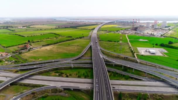 Vue aérienne par drone de la route de jonction à plusieurs niveaux avec des voitures en mouvement  