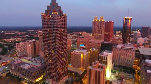Vuelo Aéreo Sobre Atlanta Cityscape Centro Anochecer — Vídeos de Stock
