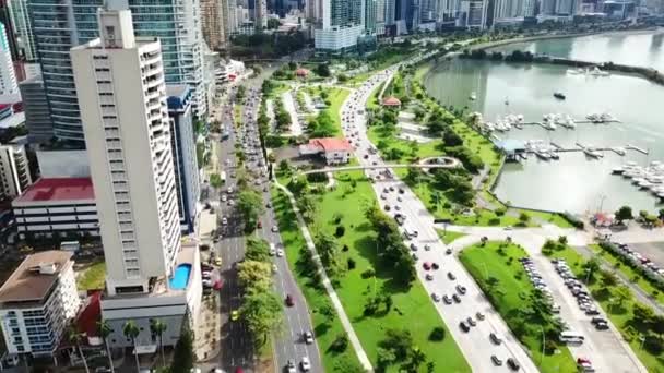 パナマ市中心部の交通渋滞の空中飛行ショット — ストック動画