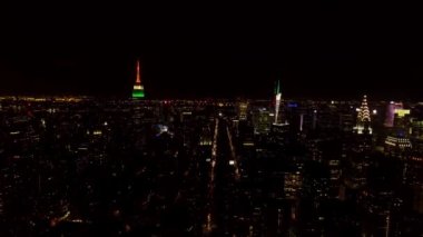 Empire State ve Chrysler Binaları 'nı aydınlatıyor. Manhattan şehir merkezi Skyline
