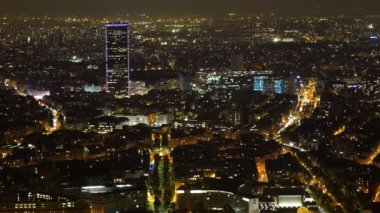 Sonbaharda arka planda bir gökdelen ile Paris 'in Gecesi Havası