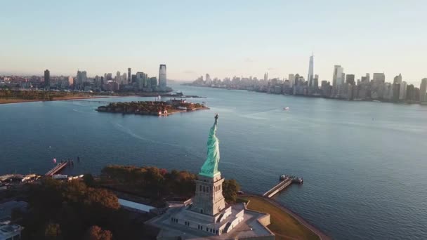 Luchtfoto Van Het Vrijheidsbeeld Manhattan — Stockvideo