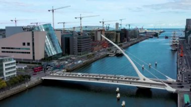  İrlanda 'nın Dublin şehrindeki Liffey nehrinin hava görüntüsü