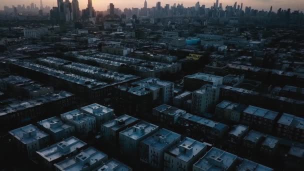 Astoria Queens Midtown Daki Küçük Kasaba Evlerinin Hava Geniş Çekimi — Stok video