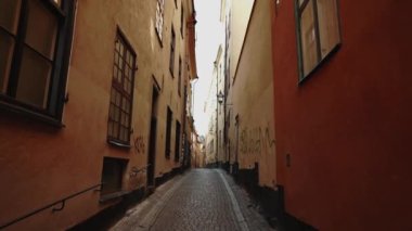 Stockholm 'deki Apartman Binası Caddeleri. Şehir Evlerinin Kanadalı Cepheleri.