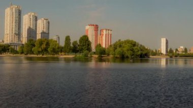 Arka plandaki Sonbahar Gölü