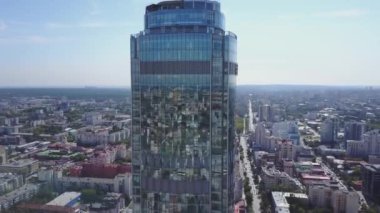 Merkez Hava Manzarası 'nda güzel bir gökdelen. Şehir merkezindeki modern bina. Güzel Şehir