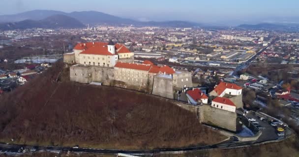 Günbatımındaki Palanok Kalesi Nin Mukachevo Şehrinin Güzel Hava Manzarası — Stok video