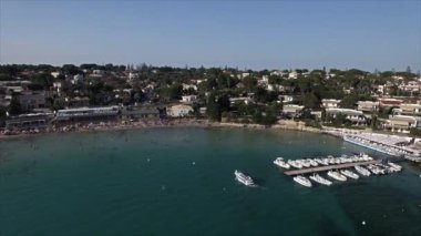  Villas Mahallesi 'nin yakınındaki limanda tekne parkı