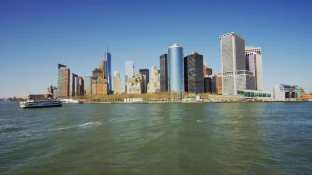 Barco Navegando Pelo Lower Manhattan Nova York — Vídeo de Stock