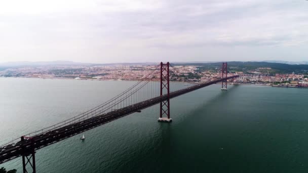 Lizbon Trafik Varken Nisan Köprüsü — Stok video