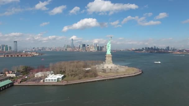 Cámara Mueve Hacia Estatua Libertad Manhattan Cloudy Skyline Segundo Plano — Vídeos de Stock