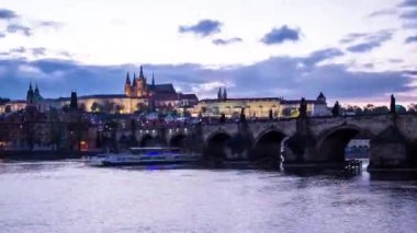  Charles Köprüsü, Prag Şatosu ve Prag 'daki Vltava Nehri, Günden Geceye Geçiş Süreci, Çek Cumhuriyeti