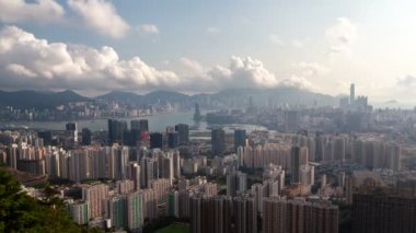 Şehir manzarası Hong Kong Binaları Güneş Işığı ve Bulut Gölgeleri