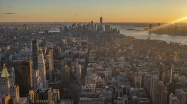 Manhattan şehri, Sunset 'te New York. Amerika Birleşik Devletleri. Hava Görünümü