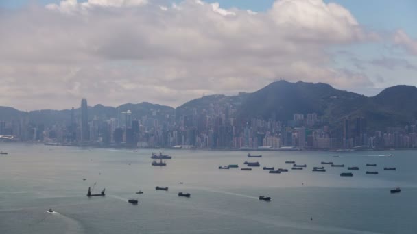 Barcos Cityscape Navegam Superfície Mar Contra Cidade Hong Kong — Vídeo de Stock