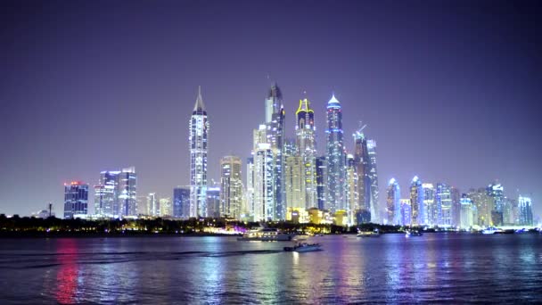 Cityscape Night Dubai Com Barco Viagem Flutuante Primeiro Plano — Vídeo de Stock