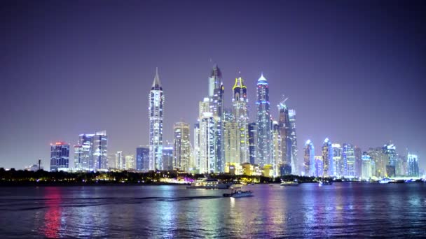 Cityscape Night Dubai Com Barco Viagem Flutuante Primeiro Plano Wake — Vídeo de Stock