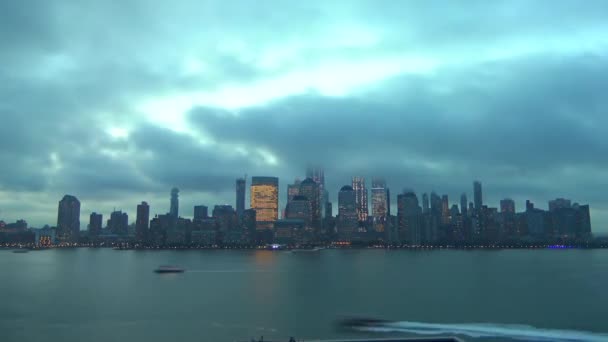 Nubes Moviéndose Por Encima Del Horizonte Iluminado Del Amante Manhattan — Vídeos de Stock